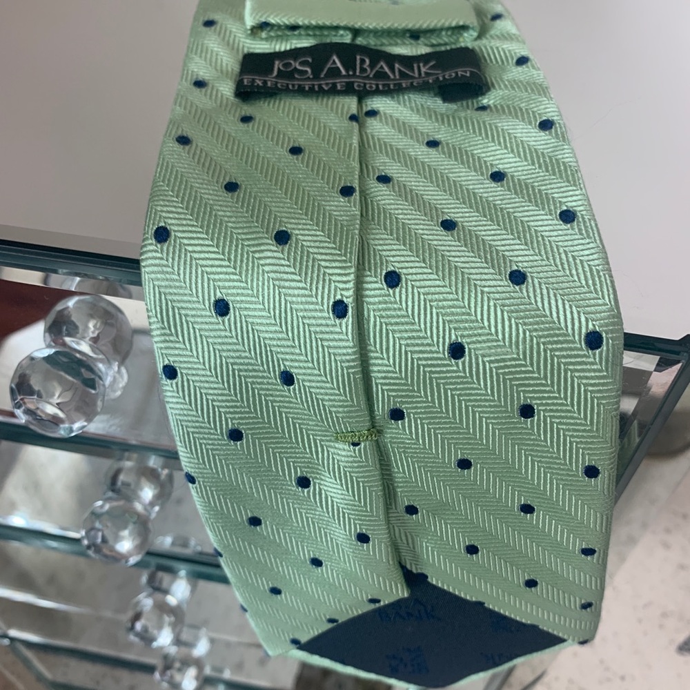 Jos. A. Bank Men’s 100% Silk Tie in Green/Blue Dot